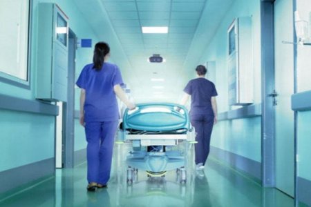 Sumqayıtda ağır qəza - Qadını vuran avtomobil ağaca çırpıldı Sumqayıtda ağır qəza - Qadını vuran avtomobil ağaca çırpıldı