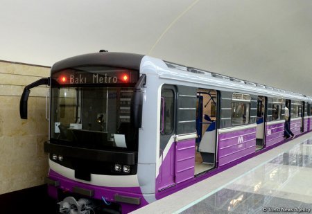 Bakı metrosunda qatarların intervalında fasilə yaranıb Bakı metrosunda qatarların intervalında fasilə yaranıb