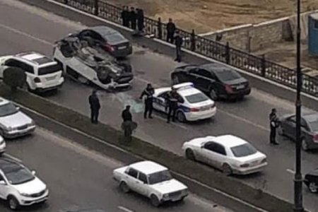Mərdəkan körpüsündən maşın aşdı: yaralananlar var