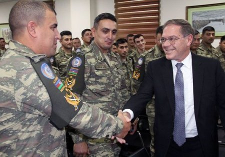 ABŞ səfiri Azərbaycan hərbçiləri ilə görüşüb ABŞ səfiri Azərbaycan hərbçiləri ilə görüşüb