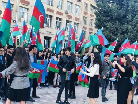 BDU-dan Bayraq Gününə töhfə: “Üç rəngin kölgəsində!” BDU-dan Bayraq Gününə töhfə: “Üç rəngin kölgəsində!”
