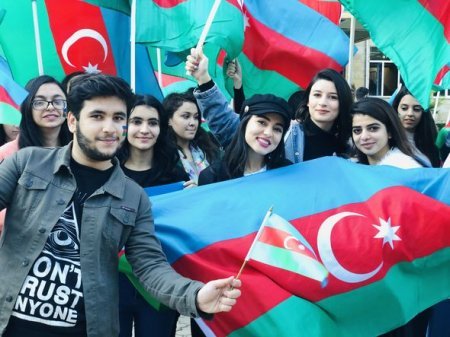 BDU-dan Bayraq Gününə töhfə: “Üç rəngin kölgəsində!” BDU-dan Bayraq Gününə töhfə: “Üç rəngin kölgəsində!”