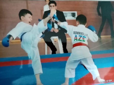 Anamı həmişə sevindirmək istəyirəm.