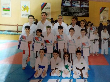 Anamı həmişə sevindirmək istəyirəm.