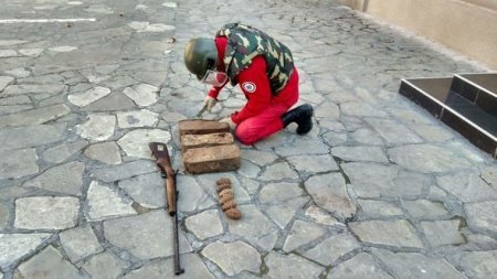 Ağstafada zibillikdən tapılan bağlamanın içindən qumbara, tüfəng və güllələr çıxdı - FOTO