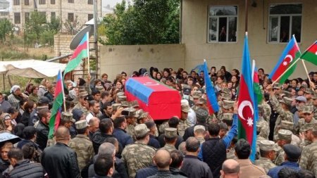 Tovuz şəhidi ilə vidalaşır