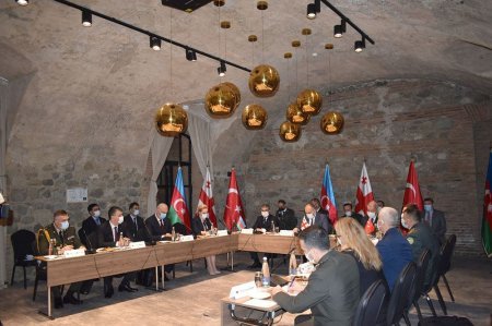 Azərbaycan, Türkiyə və Gürcüstan müdafiə nazirlərinin üçtərəfli görüşü keçirilib (FOTO) Azərbaycan, Türkiyə və Gürcüstan müdafiə nazirlərinin üçtərəfli görüşü keçirilib (FOTO)