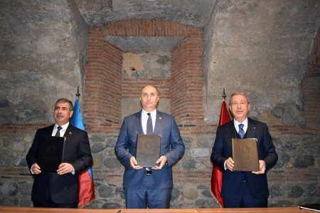 Azərbaycan, Türkiyə və Gürcüstan müdafiə nazirlərinin üçtərəfli görüşü keçirilib (FOTO) Azərbaycan, Türkiyə və Gürcüstan müdafiə nazirlərinin üçtərəfli görüşü keçirilib (FOTO)