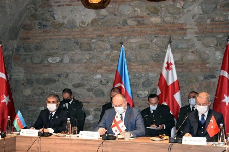 Azərbaycan, Türkiyə və Gürcüstan müdafiə nazirlərinin üçtərəfli görüşü keçirilib (FOTO) Azərbaycan, Türkiyə və Gürcüstan müdafiə nazirlərinin üçtərəfli görüşü keçirilib (FOTO)