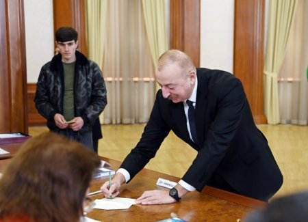 Prezident İlham Əliyev, Birinci xanım Mehriban Əliyeva və ailə üzvləri Xankəndidə səs veriblər (FOTO