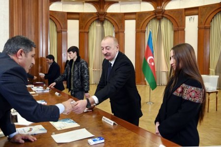 Prezident İlham Əliyev, Birinci xanım Mehriban Əliyeva və ailə üzvləri Xankəndidə səs veriblər (FOTO